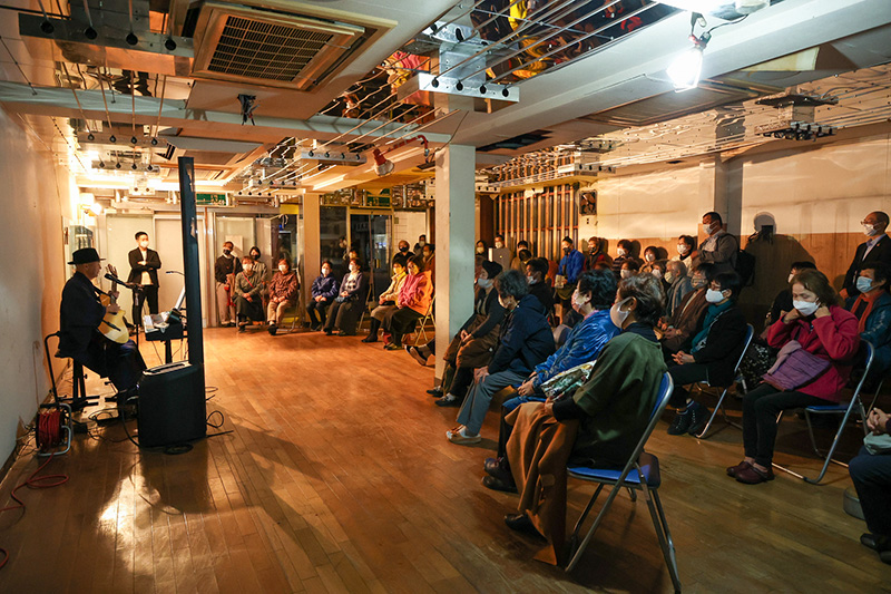 夜市（関守住職によるライブ）　11月19日／真珠ビル