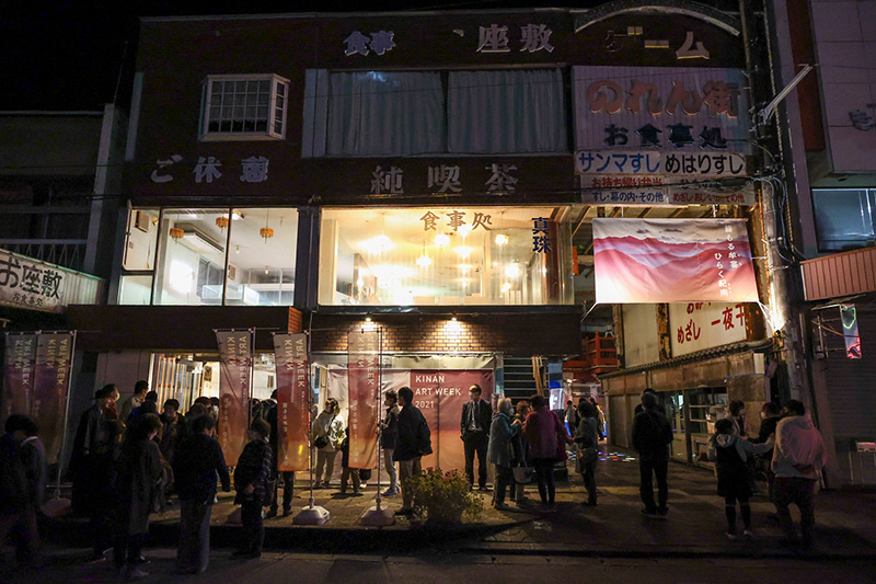 夜市のために人々が集まった真珠ビル