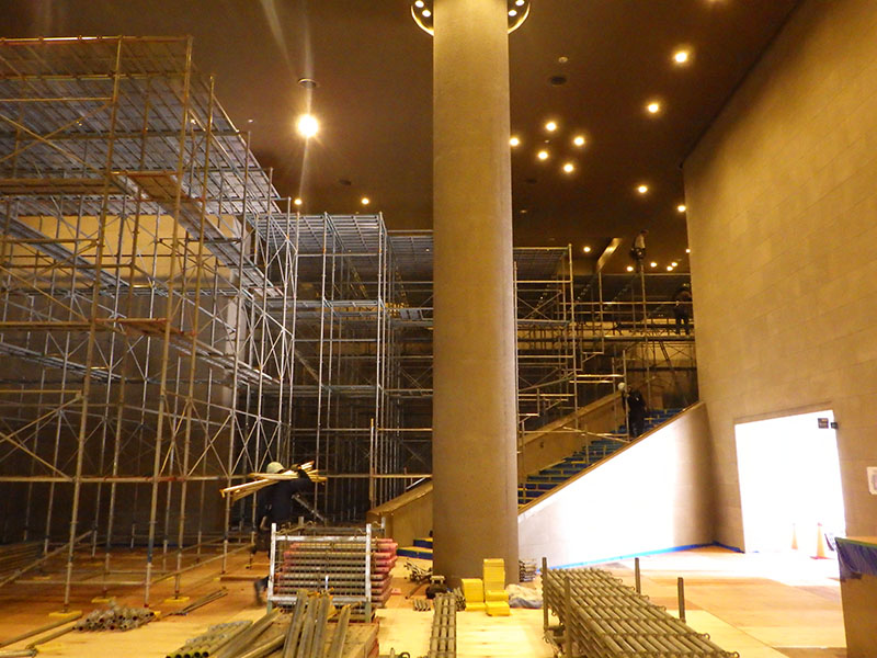 エントランスホールに足場を設置する様子