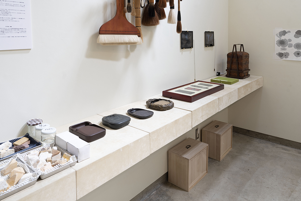 青木が収集した貴重な古墨や硯などの画像