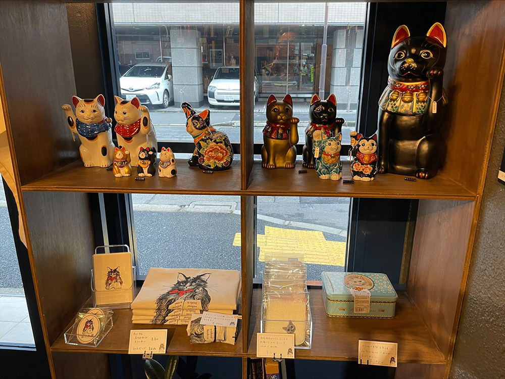猫の本棚に並ぶ猫グッズの画像