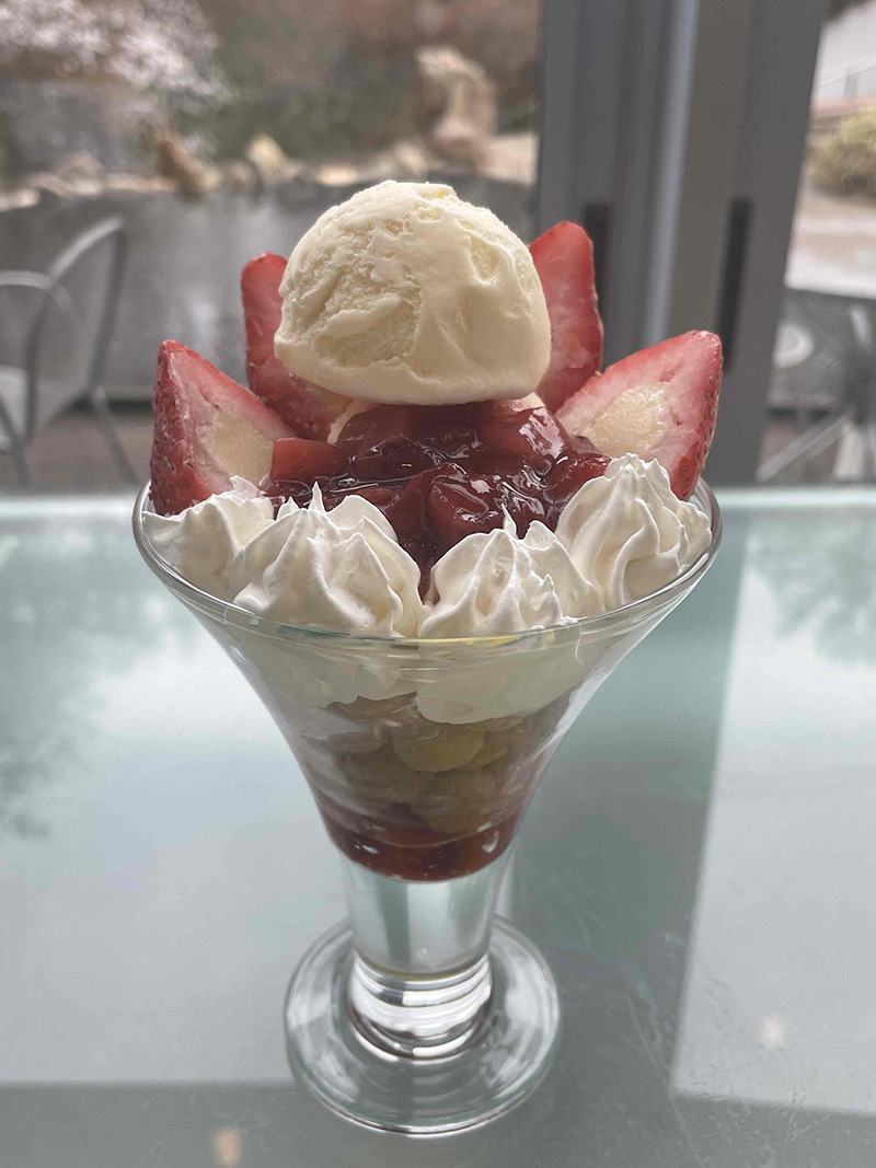 ストロベリーパフェ