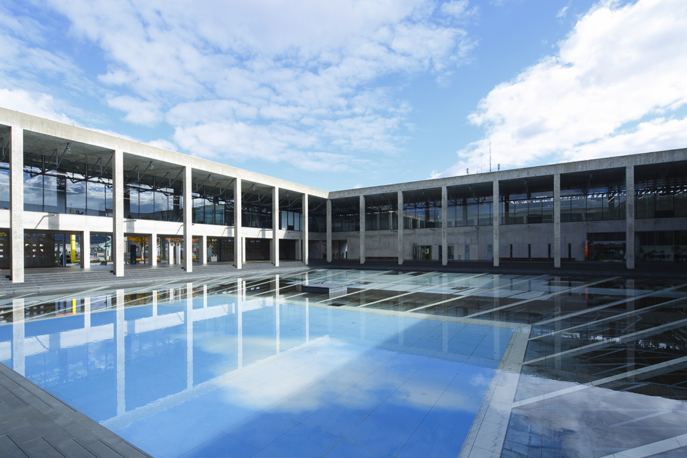 レアンドロ・エルリッヒ《Palimpsest 空の池》画像