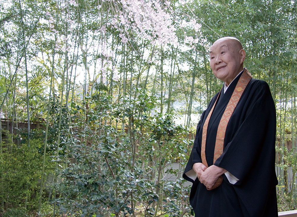 寂庵の庭に佇む瀬戸内寂聴さん