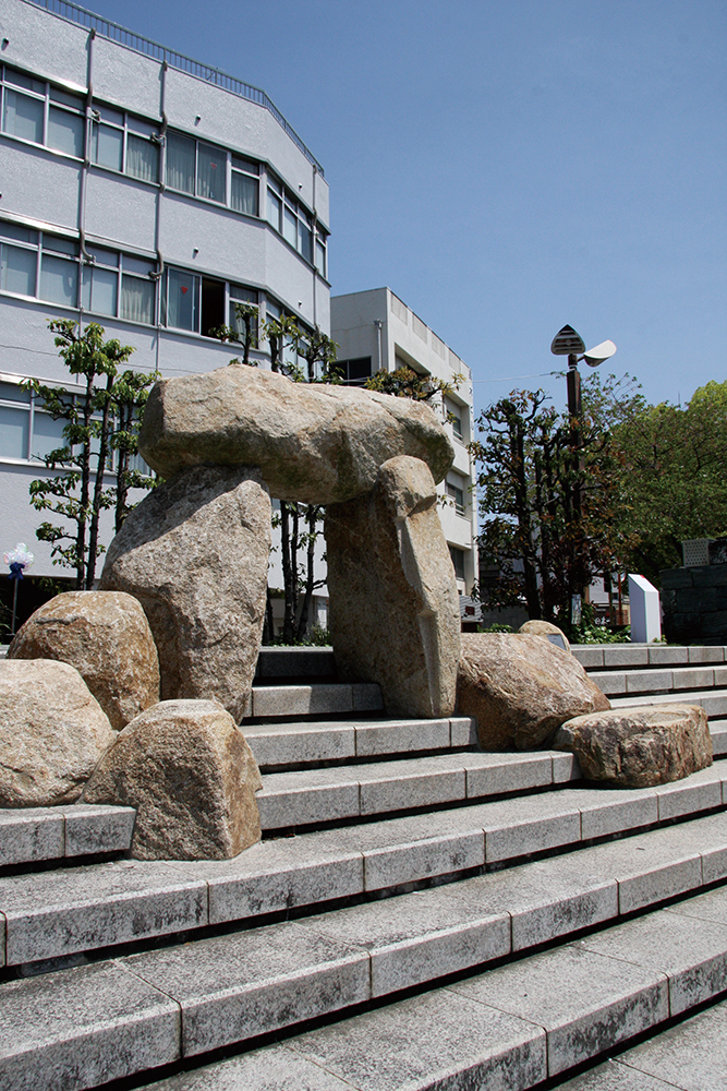 文学碑「ICHORA」(流政之作)の画像