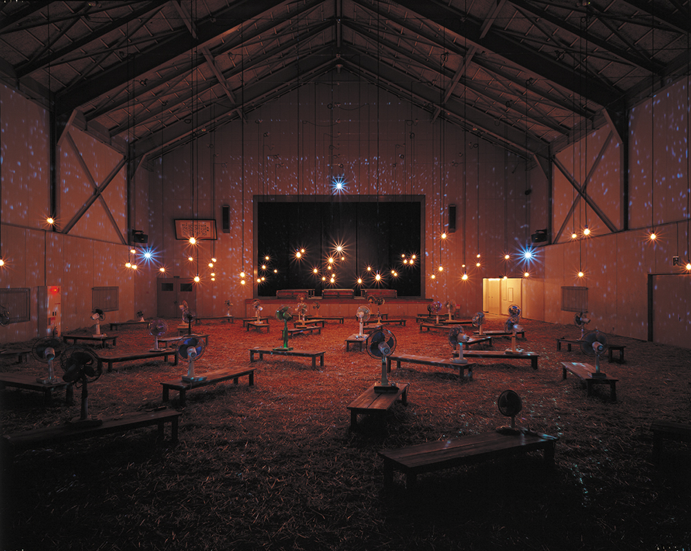 クリスチャン・ボルタンスキー＋ジャン・カルマン《最後の教室》画像