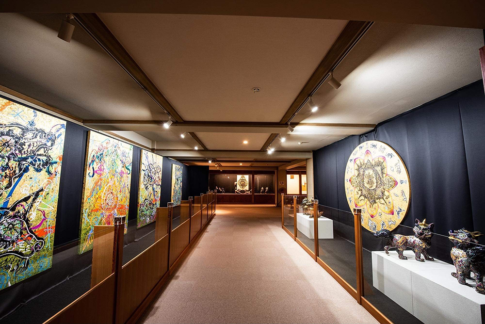 小松美羽展の展示風景