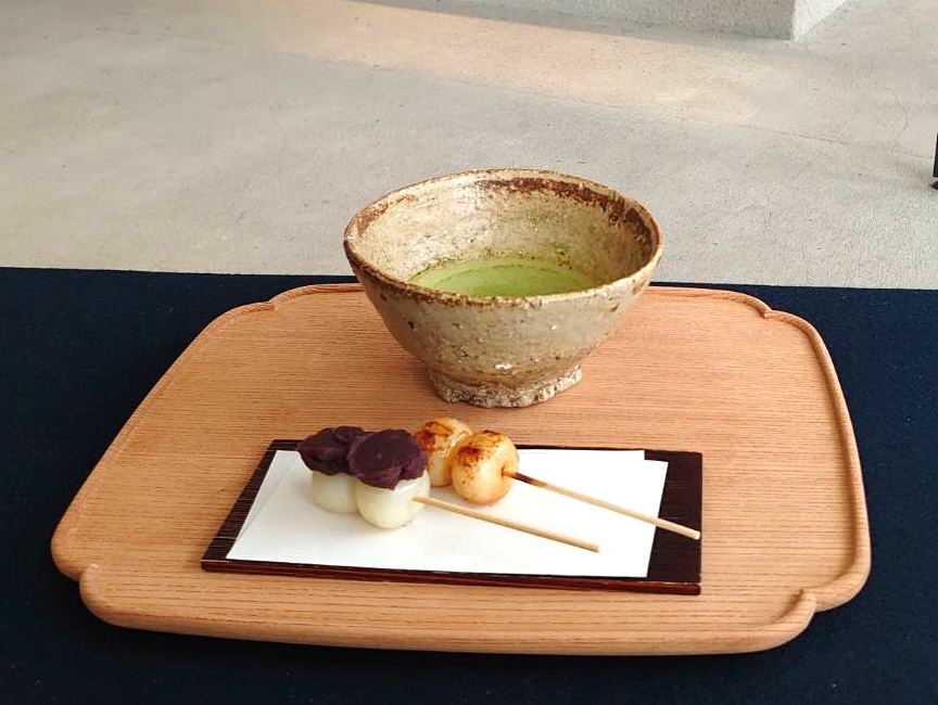 あみじま茶屋の団子セット（500円）。