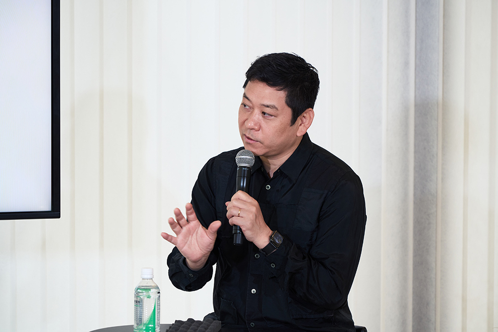 トークセッション登壇中の名和晃平