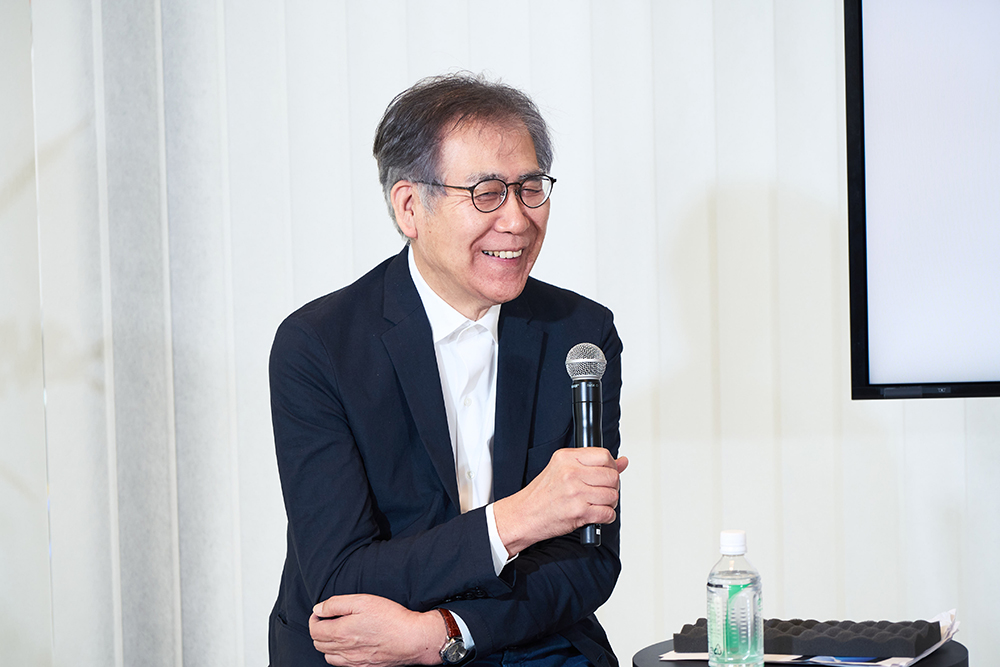 トークセッション登壇中の南條史生