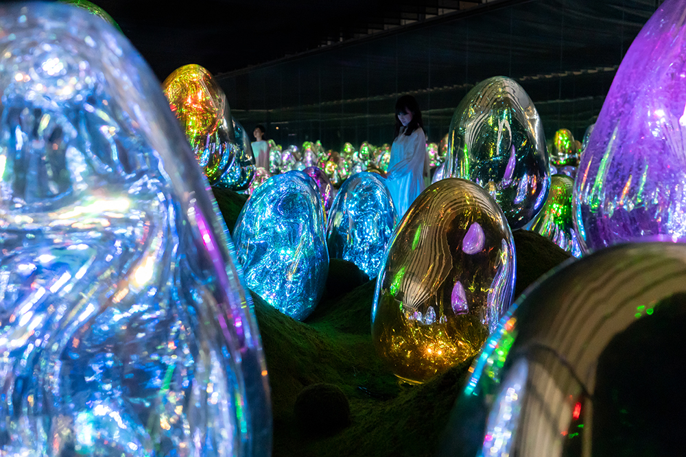 チームラボ《呼応する小宇宙 - 固形化された光の色》画像