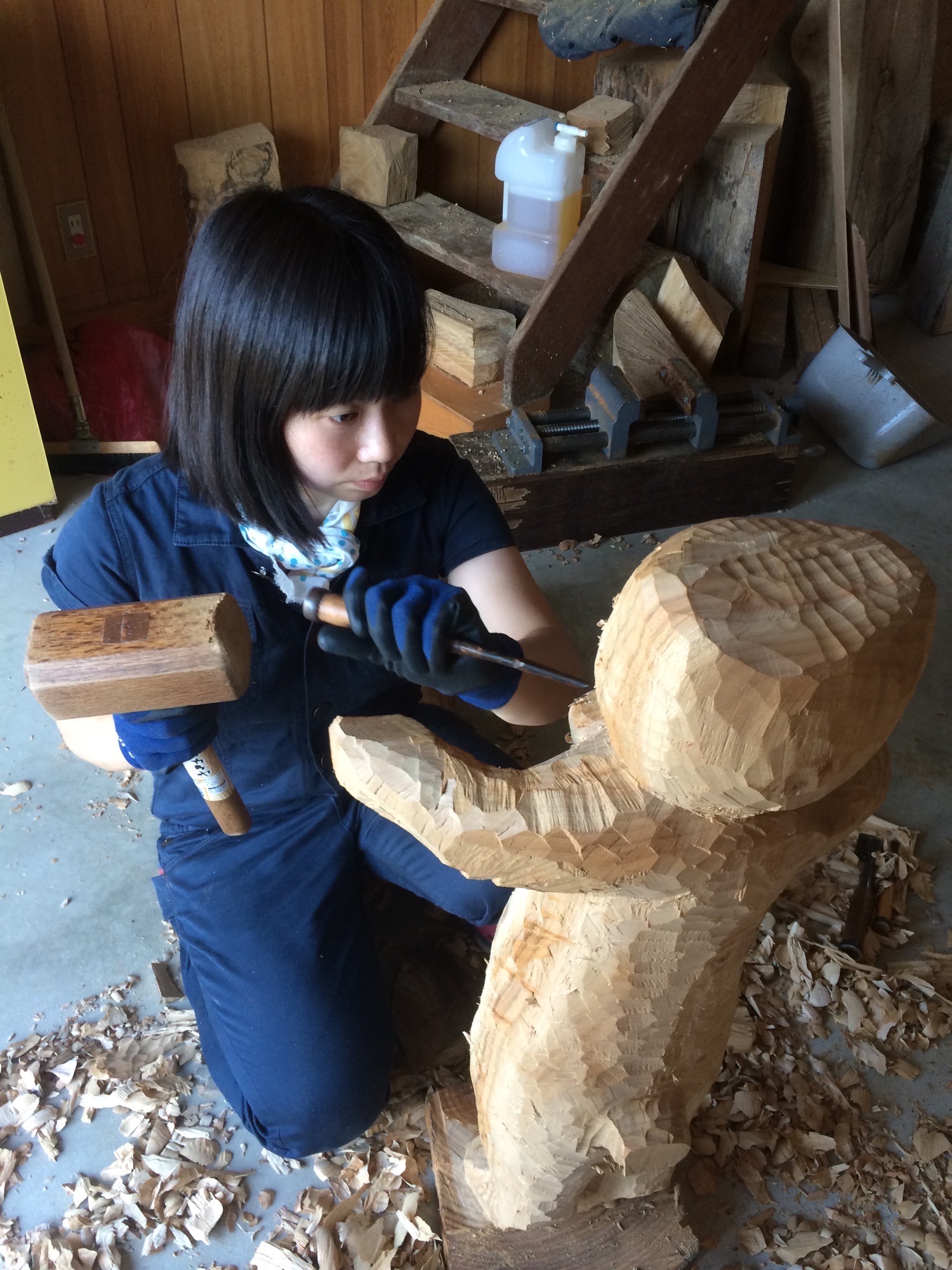 作品制作中の花房