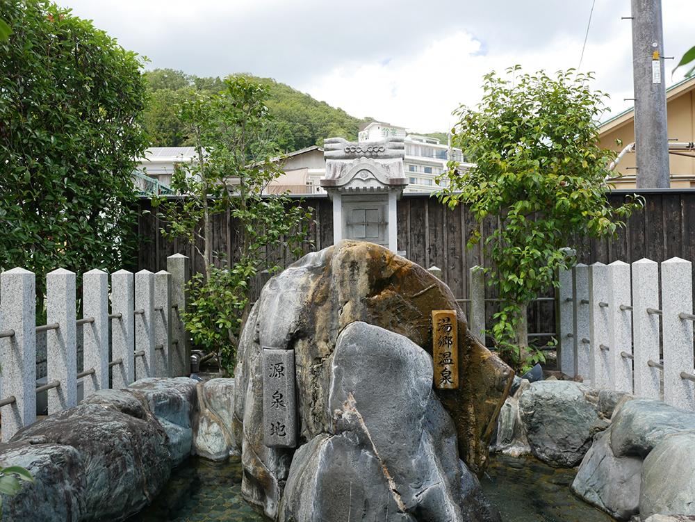 塩湯社（湯郷温泉源泉池）画像