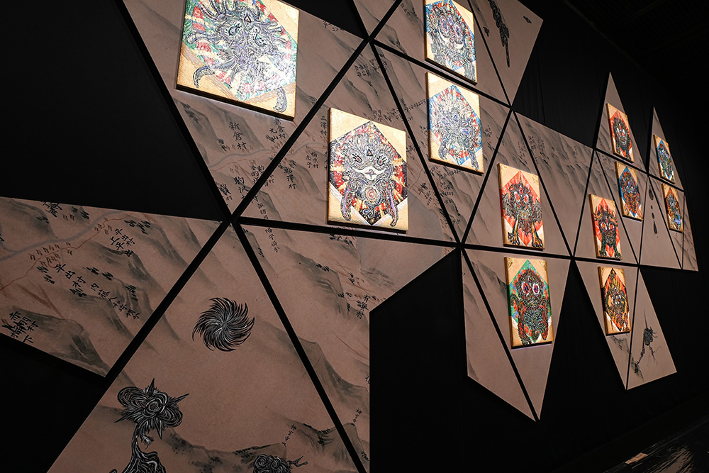 小松美羽展の会場風景