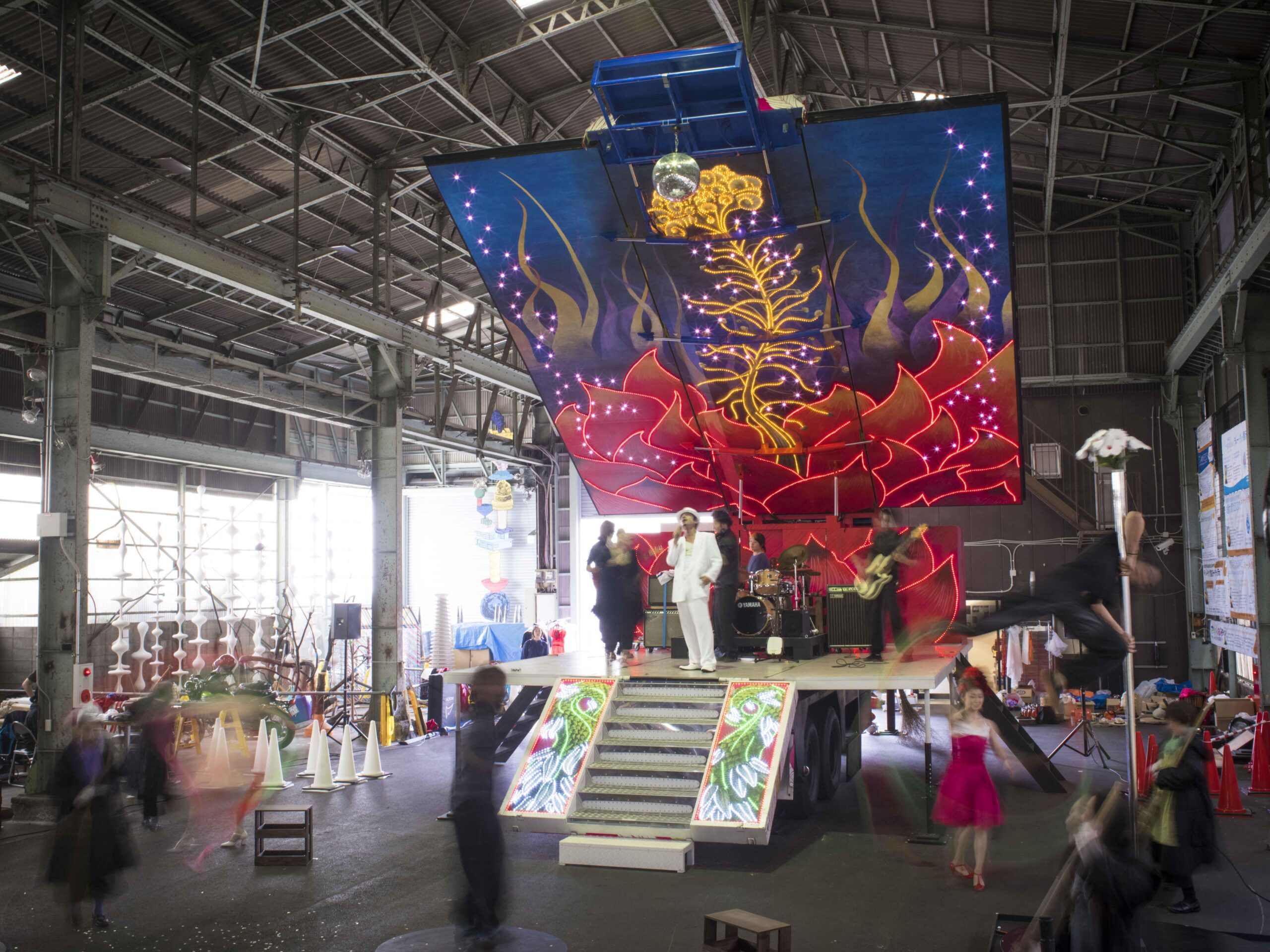 やなぎみわ《ステージトレーラー「花鳥虹」》画像