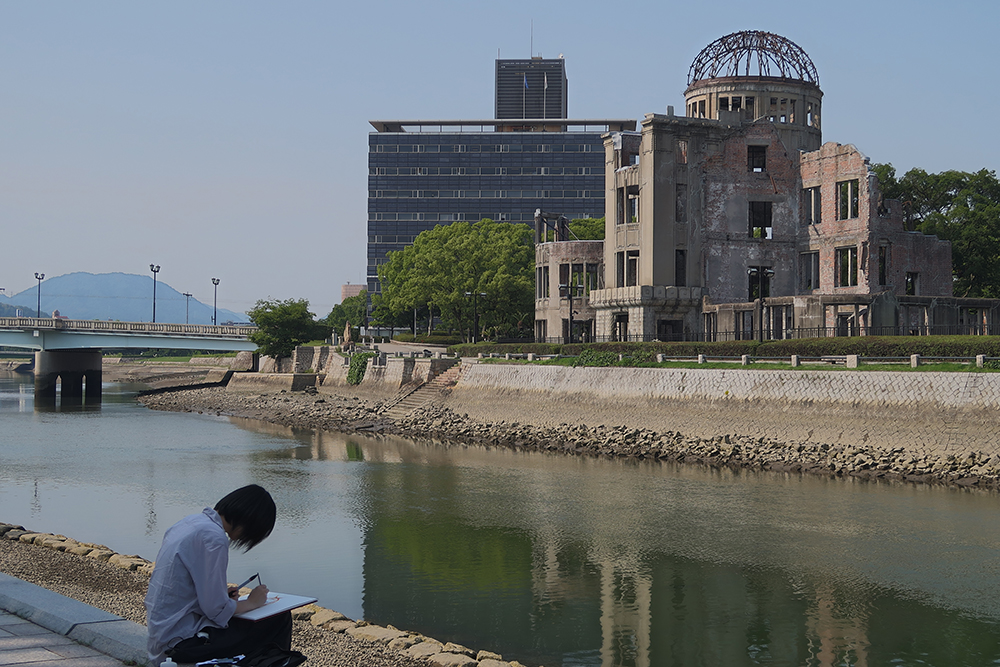 原爆ドーム前のスケッチする小松美羽