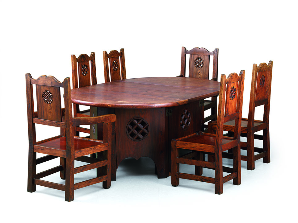 黒田辰秋《欅拭漆食卓》《欅拭漆肘掛椅子》《欅拭漆椅子》1928年　アサヒビール大山崎山荘美術館蔵