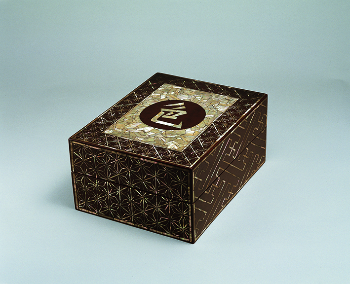 黒田辰秋《貝象嵌色字筥》1928年頃　アサヒビール大山崎山荘美術館蔵