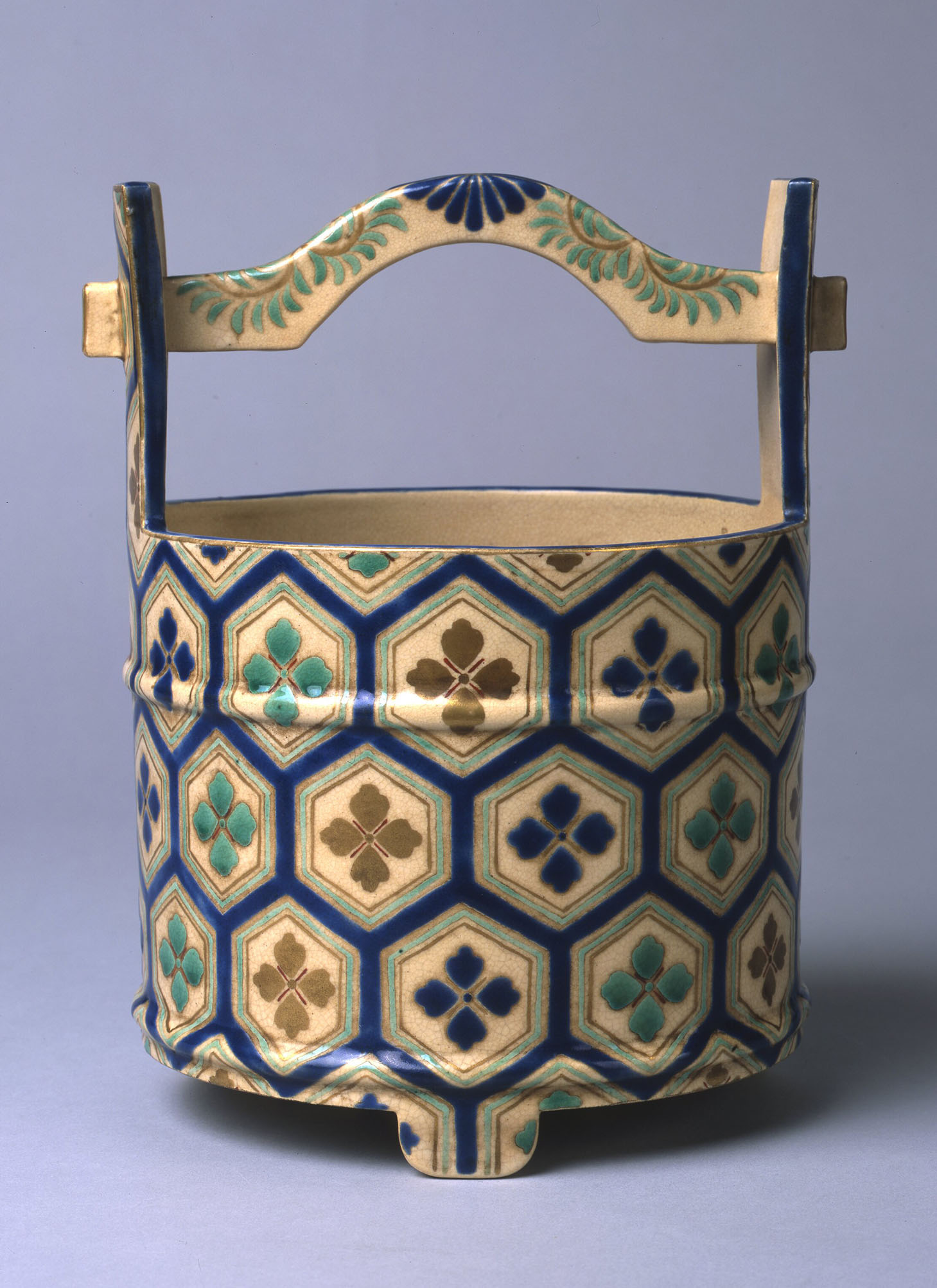 明石《色絵亀甲文手桶形水指》19世紀（江戸時代後期）