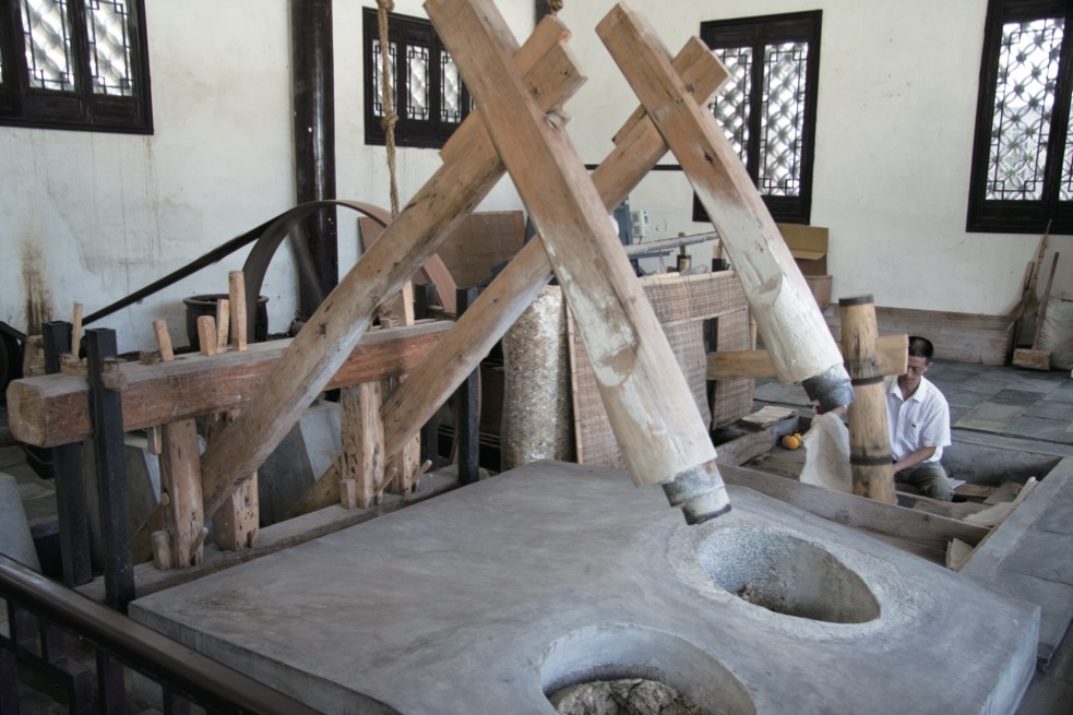 原料の繊維を柔らかくする大きな杵。かつては人力や水力が利用された。