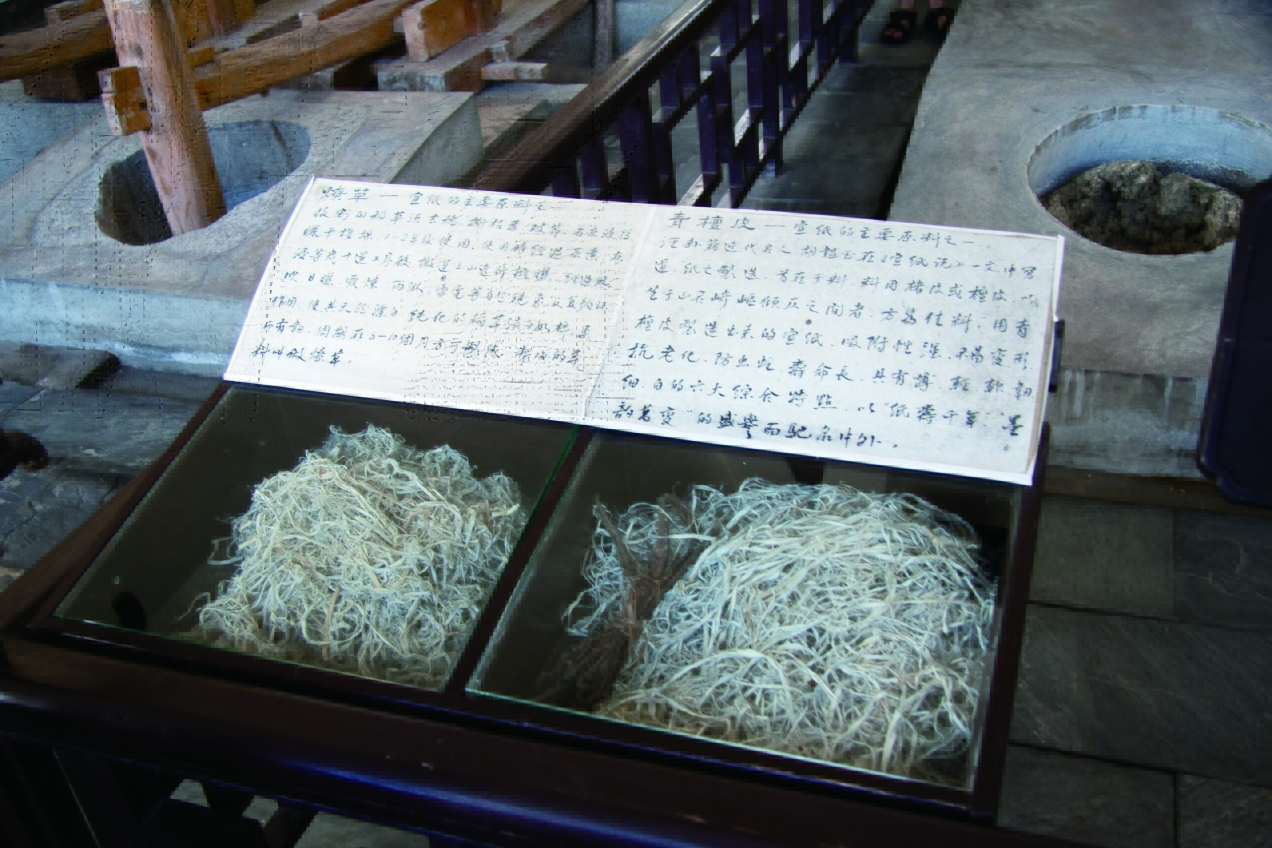 10ヶ月天日に晒されて白くなった主原料の檀皮。