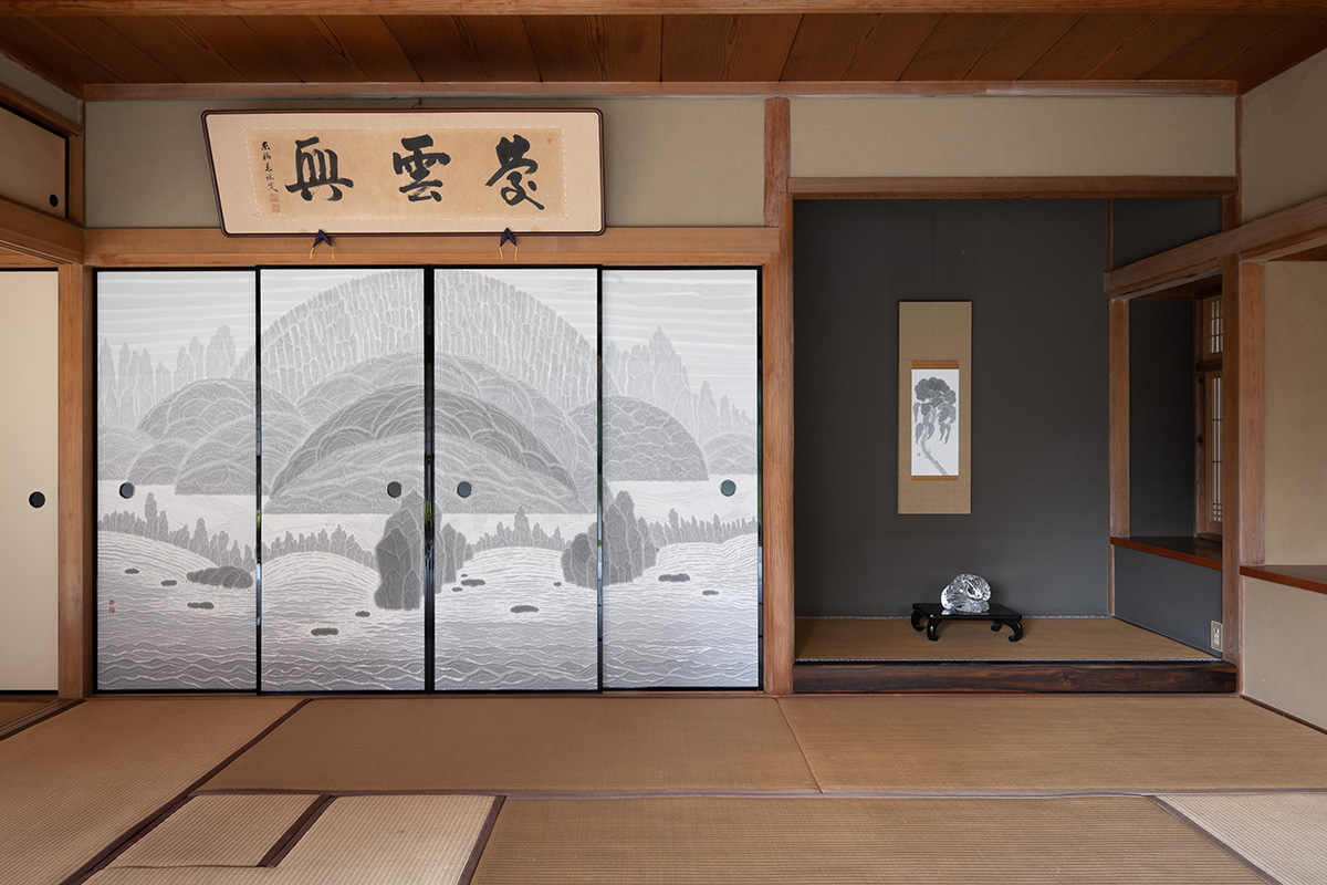 左《須弥山行旅図襖絵》（光明院蔵）右《鶏頭図軸装仕立パネル》