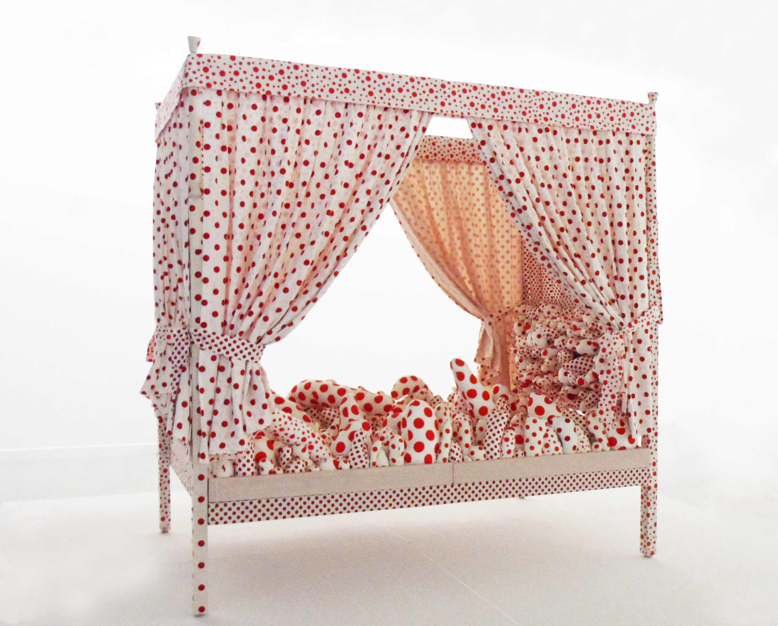 草間彌生《ベッド、水玉強迫》