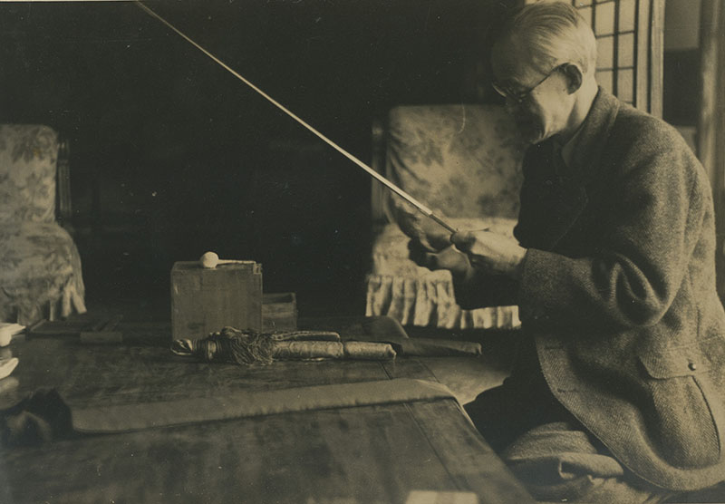 刀の手入れをする細川護立