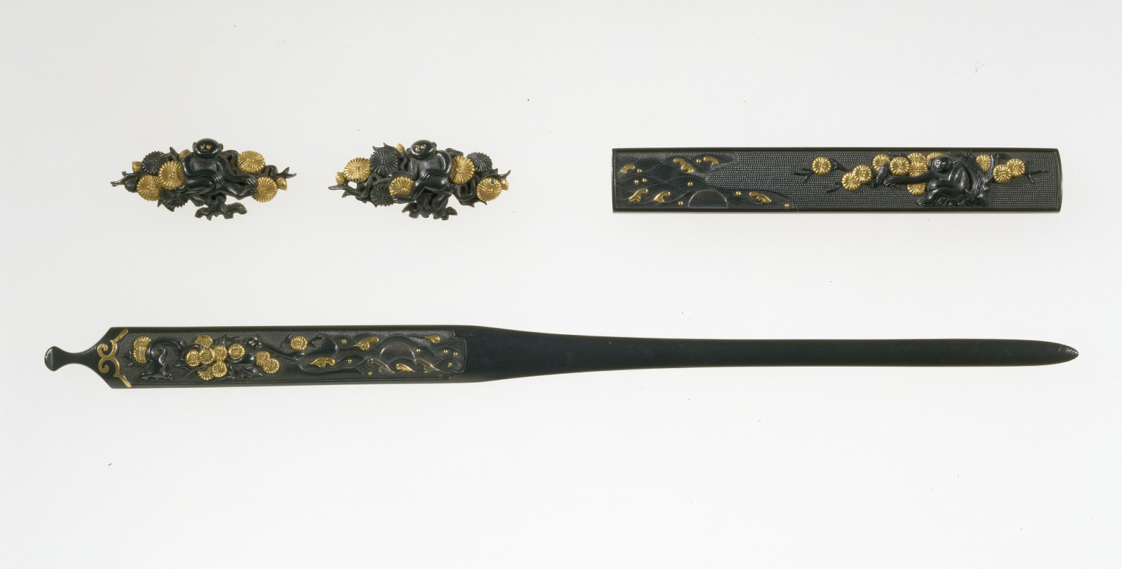 重要美術品「猿猴捉月図三所物」 目貫・笄:後藤乗真、室町時代(16世紀)/小柄:後藤通乗、宝永7年(1710) 永青文庫蔵
