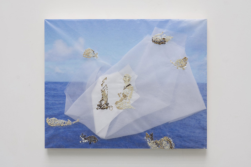 大田黒衣美 《旅する猫笛小僧》 2013年　ウズラの卵、ワックスペーパー、布、包装紙　個人蔵