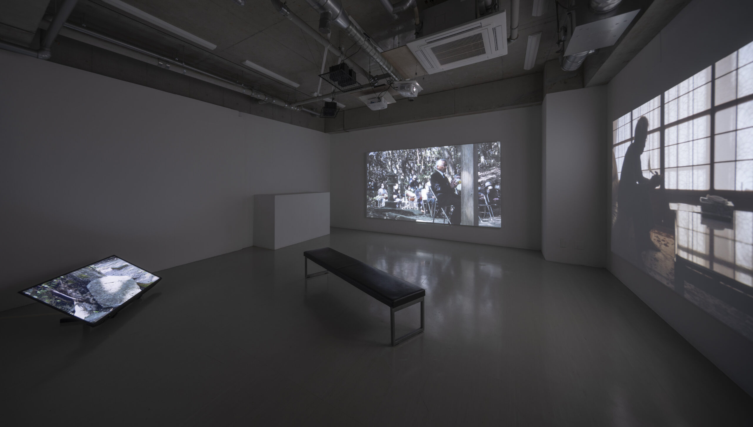 服部亜美《信仰と痕跡》画像