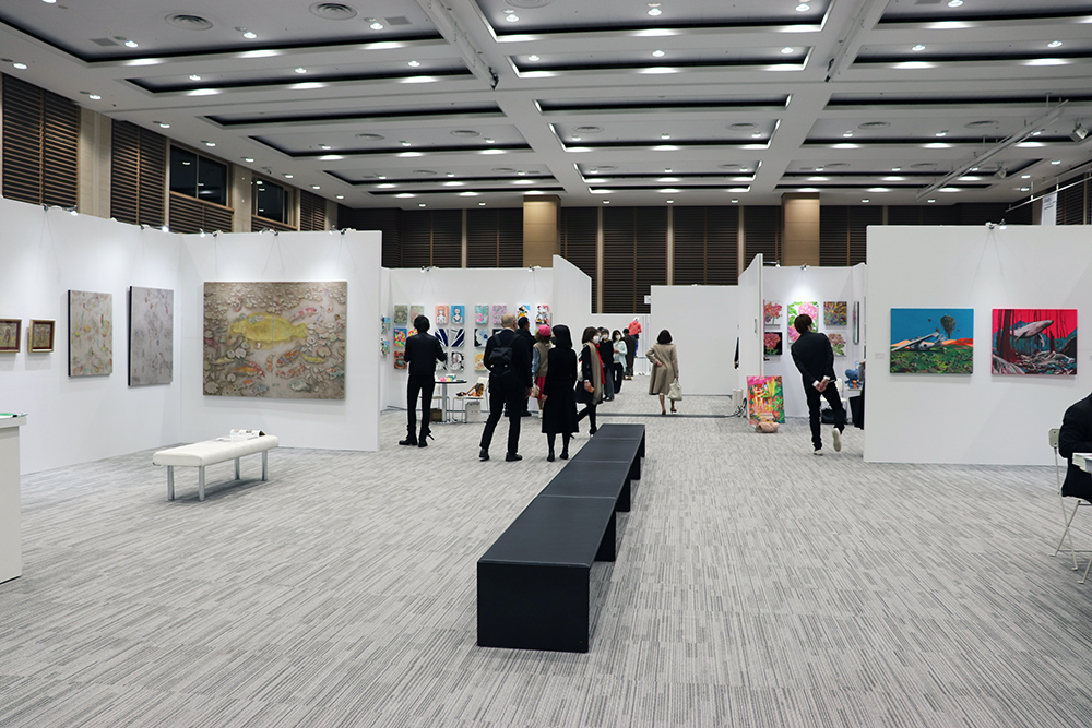 会場中央部に位置するShibayama Art Galleryと小山登美夫ギャラリーが向かい合うスペースには長椅子が設けられており、アートをゆったりと観賞することができる。