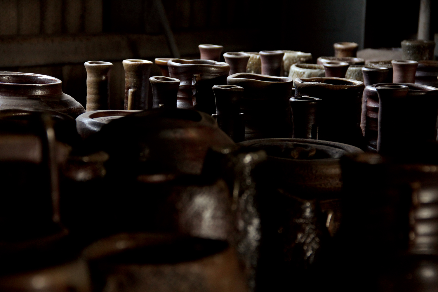 何かを語るかのような備前焼の器