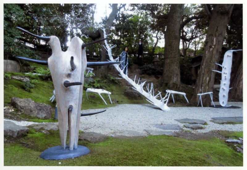 爲三郎記念館　日本庭園に配された石川裕作品群《白を装う道》