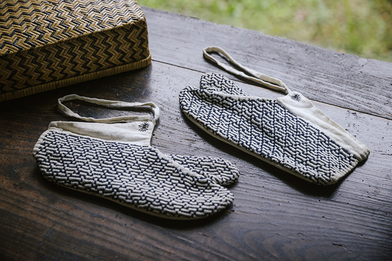 (上から)竹行李 陸中鳥越 1930年代/刺子足袋 羽前庄内 1940年頃 いずれも日本民藝館蔵 Photo: Yuki Ogawa