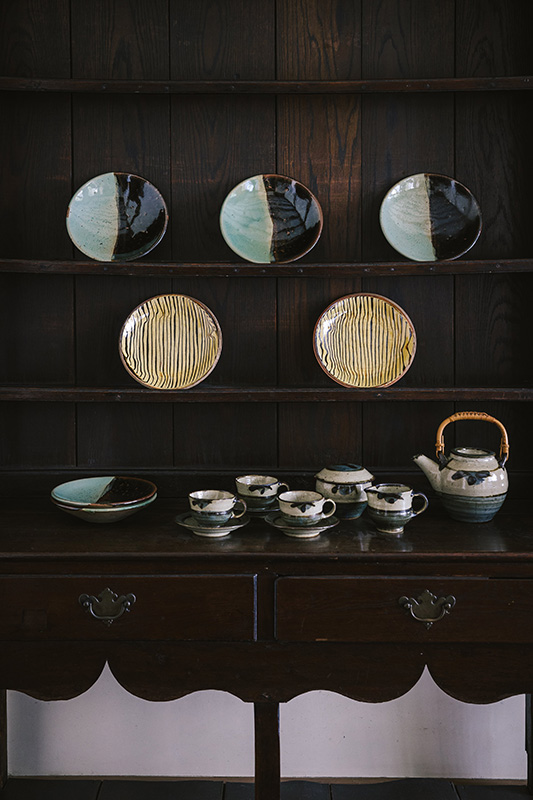 (上から)緑黒釉掛分皿 因幡牛ノ戸 1931年頃/流描皿 河井寛次郎 京都 1927-28年頃/藍鉄絵紅茶器 濱田庄司 栃木 1935年頃 いずれも日本民藝館蔵 Photo: Yuki Ogawa