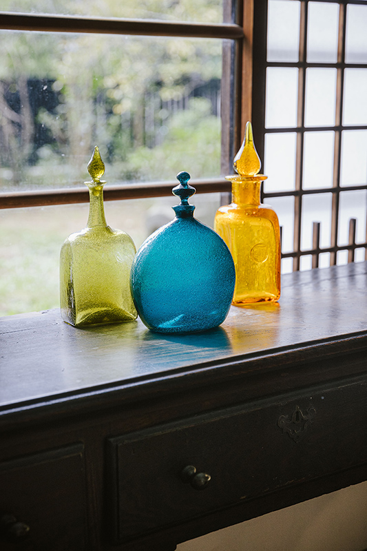 (左から)角酒瓶 小谷眞三 倉敷 1979年/酒瓶 小谷眞三 倉敷 1985年頃/栓付瓶 メキシコ 20世紀中頃 いずれも日本民藝館蔵 Photo: Yuki Ogawa