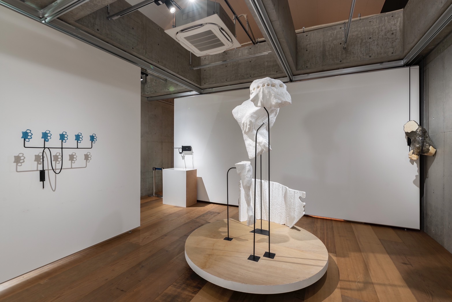 「BAROROMSQUAUD/1人でも立ってられるって!」展示風景