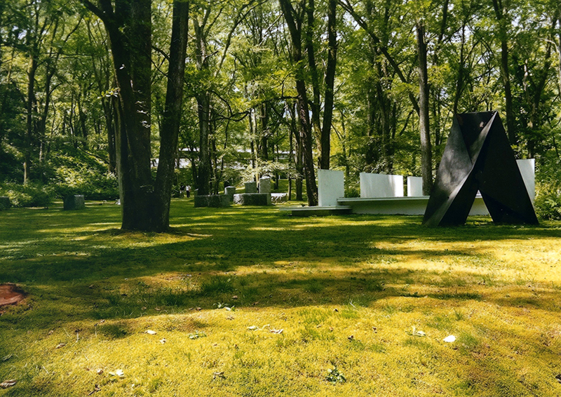 森の庭園に点在する彫刻