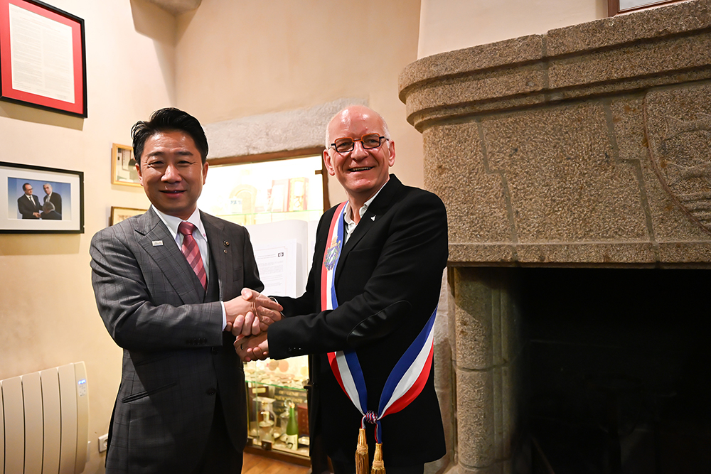 廿日市市とモン・サン=ミシェル市長の握手