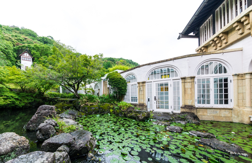 美術館本館と池の画像