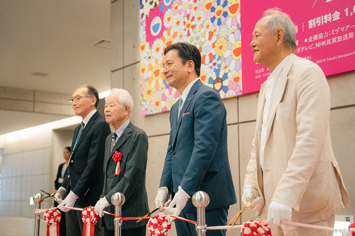 テープカットの模様