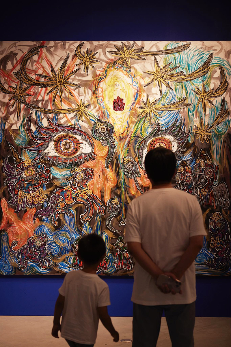 作品を鑑賞する親子