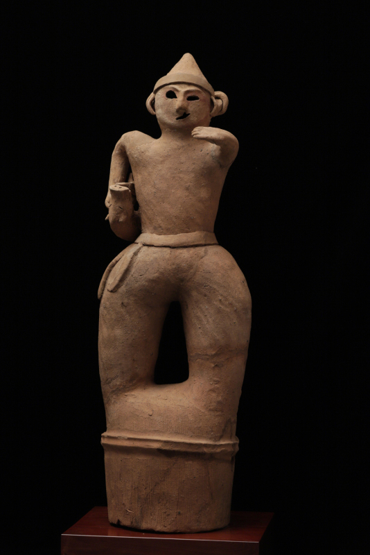 《埴輪　猪を抱える猟師》画像