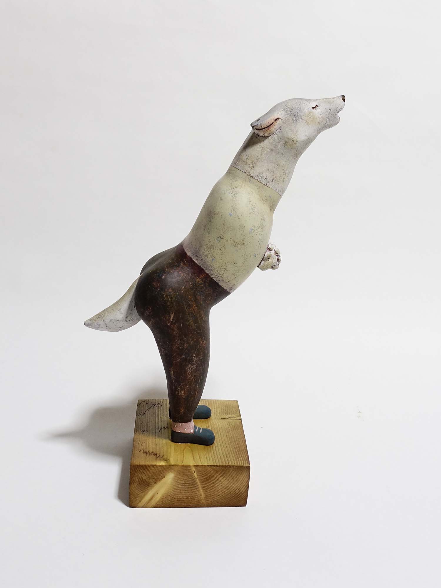 参考作品《SNS（祈りポーズ）》2023年　桐塑、アクリル着彩、木　H 30.0 x W 18.0 x D 10.5 cm