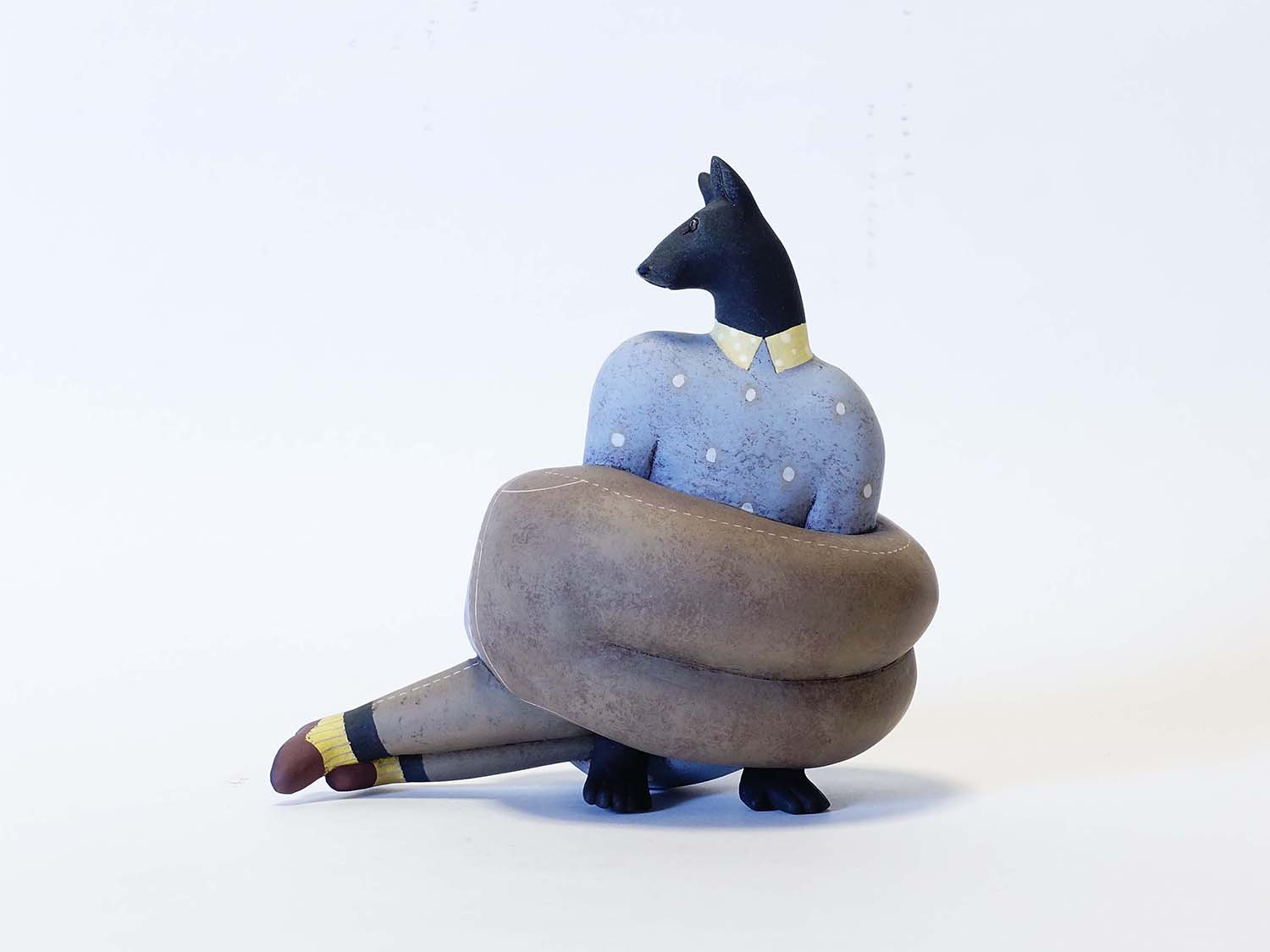 参考作品《むすび　黒犬》2024年　桐塑、アクリル着彩　H 17.0 x W 18.0 x D 10.5 cm