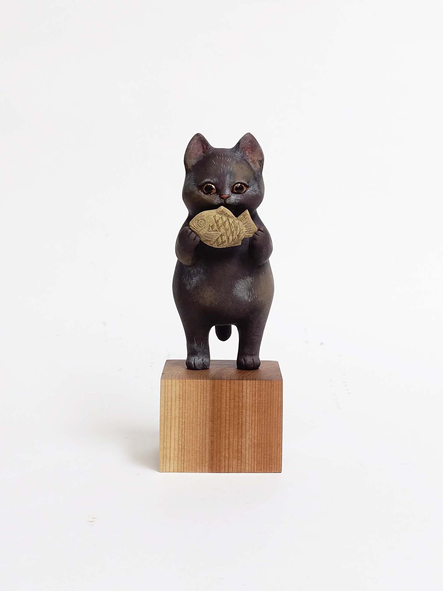 参考作品《あまいもの（タイ焼き）》2024年　桐塑、アクリル着彩、木　W 8.5 x D 8.5 x H 23.0 cm