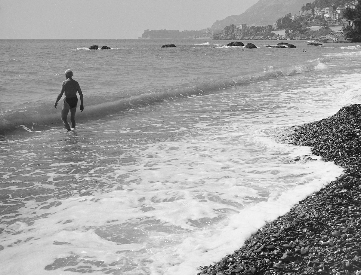 ルシアン・エルヴェ《カップ・マルタンの海岸でのル・コルビュジエ》画像