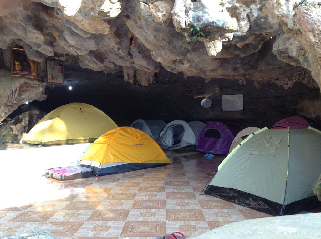 洞窟内には多くのテントが並ぶ（画像）