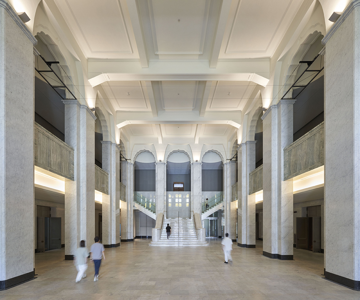 1階中央ホール画像